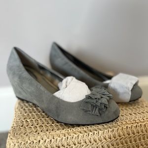 Me Too Shelby Women's Suede Wedge Pump, Grey size 8.5M